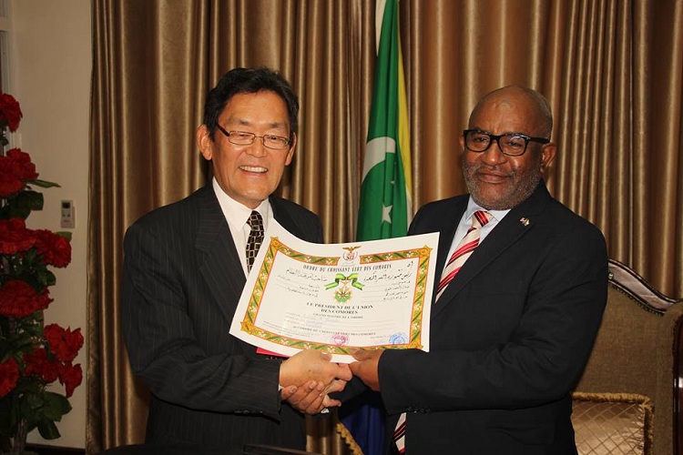 image Diplomatie / Le président Azali décore l’ambassadeur des USA